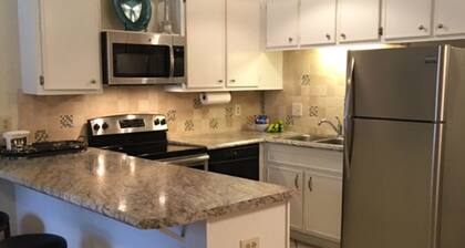 FOOTBALL/VISIT STUDENTS/JOB/HIGH ROAD 2 MILES TO FSU STADIUM, TV W.HULU,QUIET