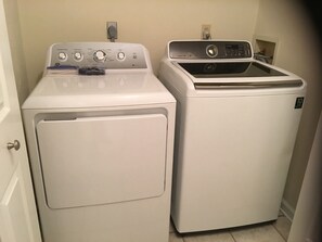 Interior - FOOTBALL/VISIT STUDENTS/JOB/HIGH ROAD 2 MILES TO FSU STADIUM, TV W.HULU,QUIET (Tallahassee)