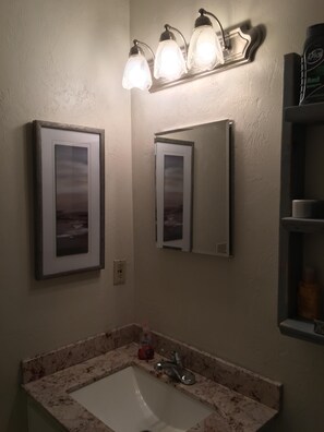 Ensemble douche/baignoire, sèche-cheveux, serviettes fournies, savon