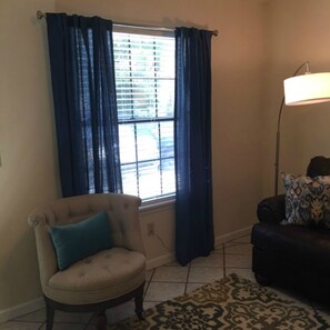 TV, books - FOOTBALL/VISIT STUDENTS/JOB/HIGH ROAD 2 MILES TO FSU STADIUM, TV W.HULU,QUIET (Tallahassee)