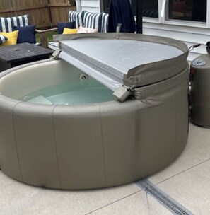 Outdoor spa tub - Peaceful and Serene w/ Hot Tub and View (Eureka Springs)