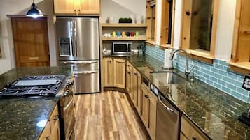 Køleskab, mikrobølgeovn, ovn, kogeplade