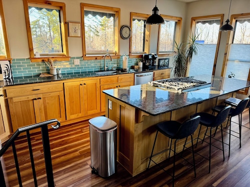 Rauhallinen ja rauhallinen järven / joen alueen loma-asunto.