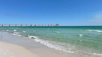 Sulla spiaggia, lettini da mare