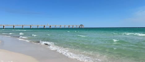 En la playa, sillas reclinables de playa