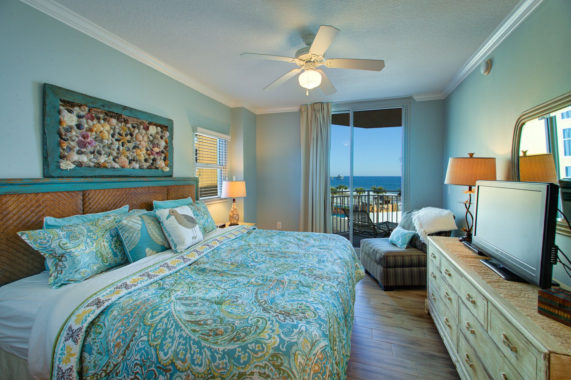 3 habitaciones, tabla de planchar con plancha y cuna de viaje 