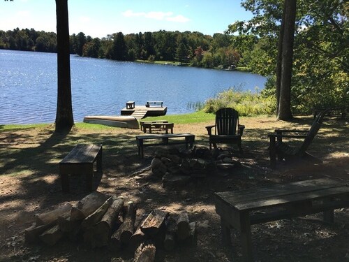 Lago House - Lakefront Home w/ WFH High-Speed WiFi, Hot Tub & Boats