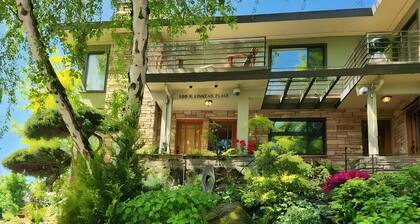 FABULOUS 2BD CONDO - AC - PRIVATE DECK WITH VIEW - 5 STAR RATINGS