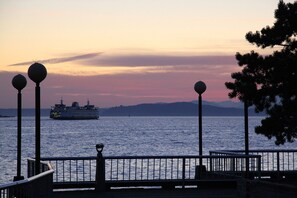 Beach - FABULOUS 2BD CONDO - AC - PRIVATE DECK WITH VIEW - 5 STAR RATINGS (Seattle)