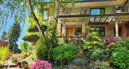 FABULOUS 2BD CONDO - AC - PRIVATE DECK WITH VIEW - 5 STAR RATINGS