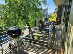 Terrace/patio - FABULOUS 2BD CONDO - AC - PRIVATE DECK WITH VIEW - 5 STAR RATINGS (Seattle)