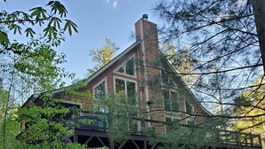 Une maison dotée d’une architecture originale, avec une cheminée imposante et un balcon.