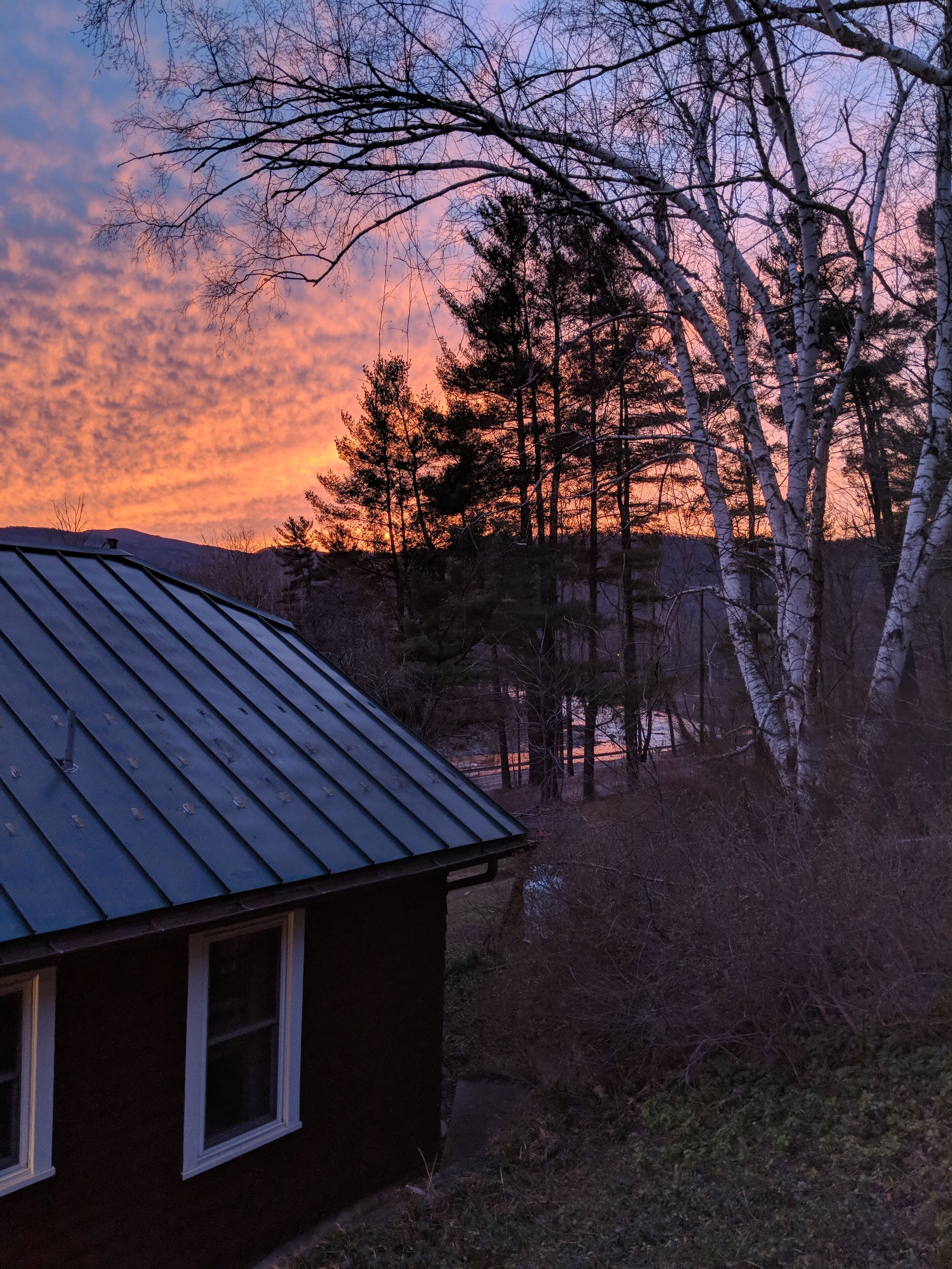 Clean & Serene 4 BR House with mountain & river views.  Great for groups!