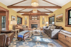 Télévision, cheminée, livres