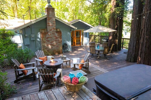 Vintage Cabin with enclosed yard, well stocked Kitchen, Spa and Huge Sunny Deck.