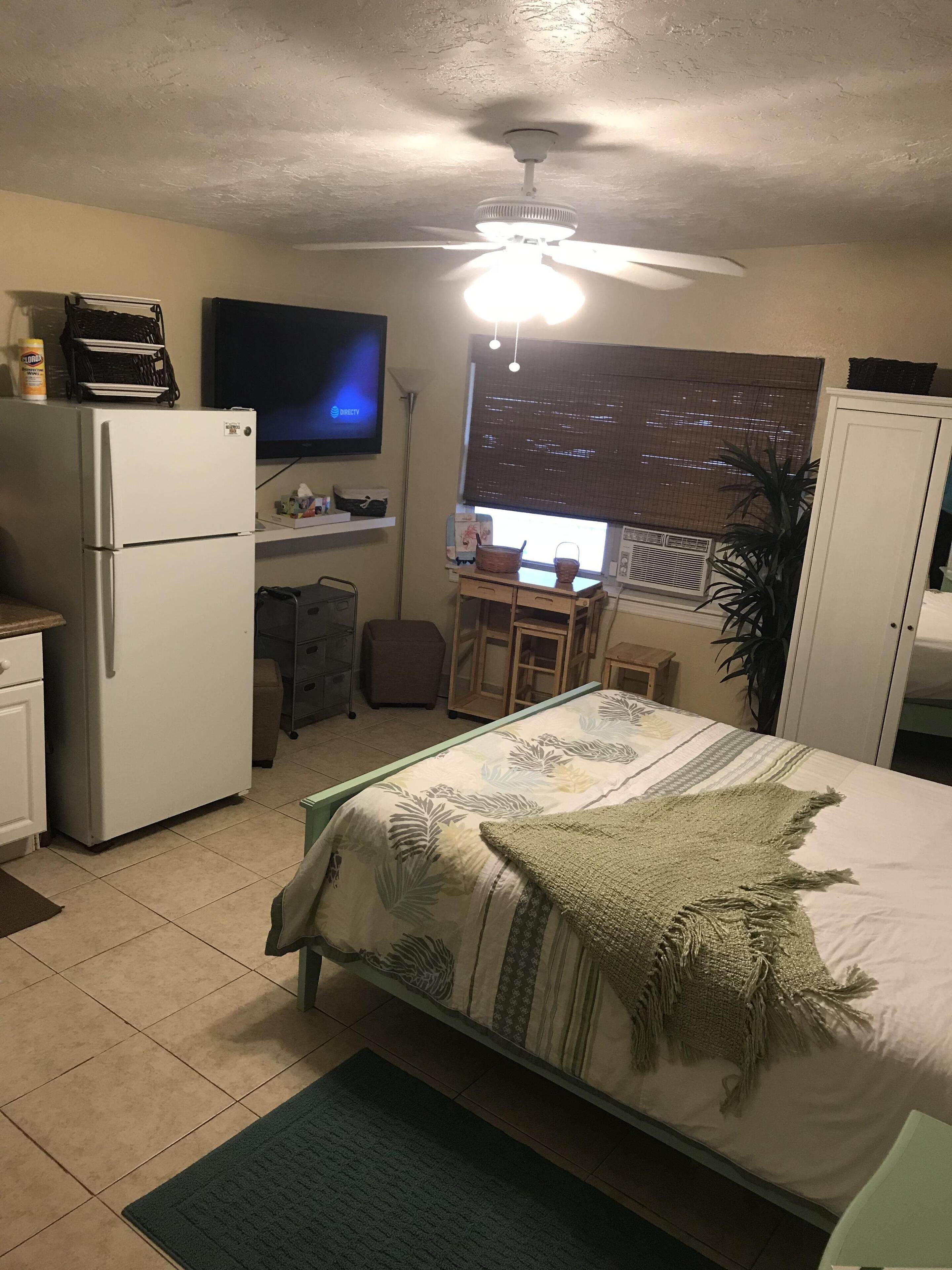 Peaceful private entry studio 2-2.5 mi to many beaches/VA/trail/shops/restaurant