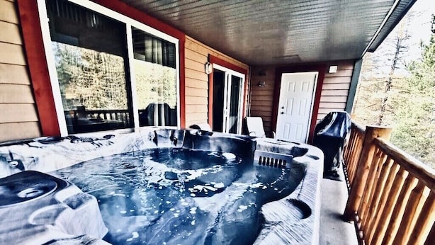 A hot tub on a wooden deck with a view of trees. - ⛳️110 Golf Resort, 3 Bed 3 Bath, Sleeps 12, central A/C & private hot tub⛳️ (Kimberley)