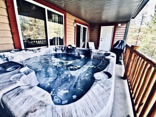 ⛳️110 Golf Resort, 3 Bed 3 Bath, Sleeps 12, central A/C & private hot tub⛳️