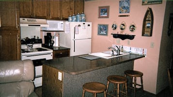 Private kitchen | Fridge, microwave, oven, stovetop