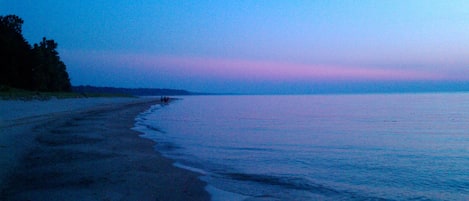 Playa en los alrededores y camastros 