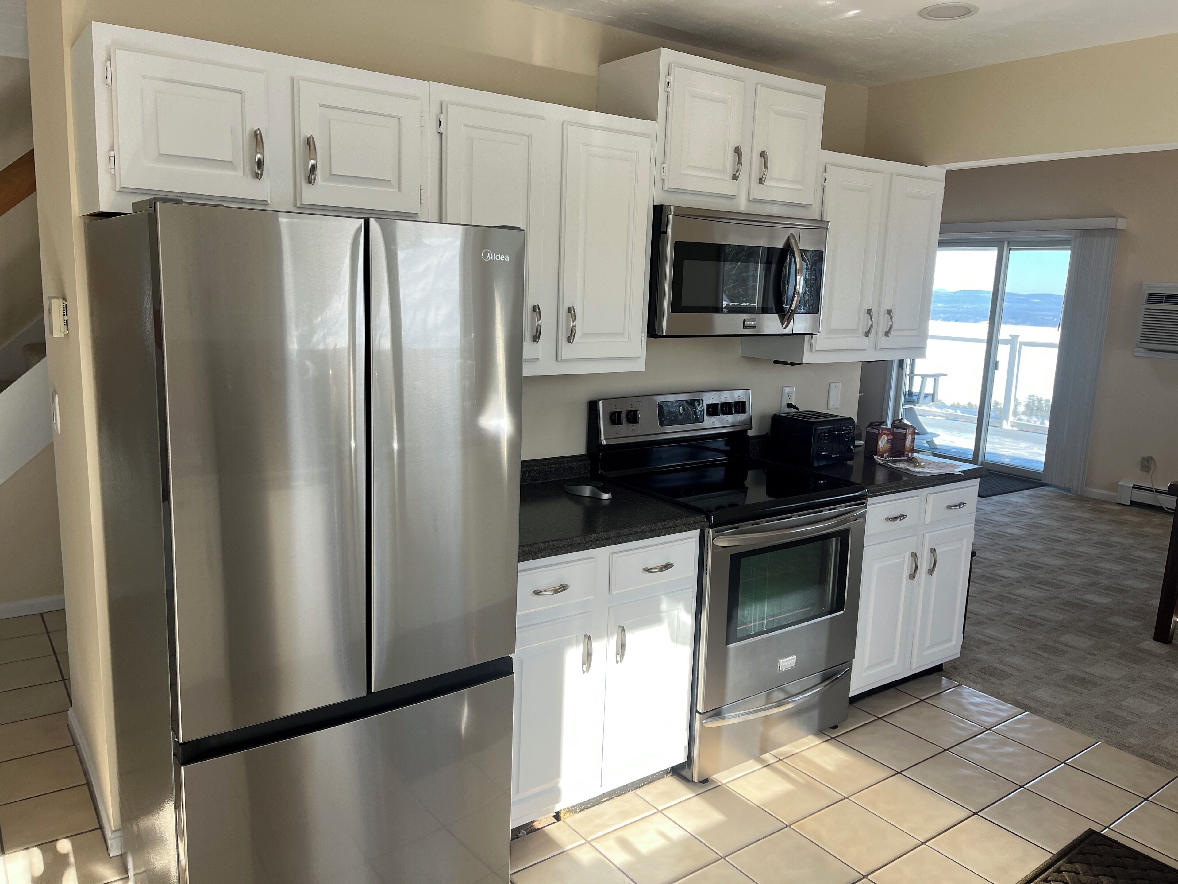 Coffee/tea maker, fridge, microwave, oven