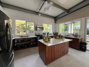 Refrigerador, microondas, horno, placa de cocina