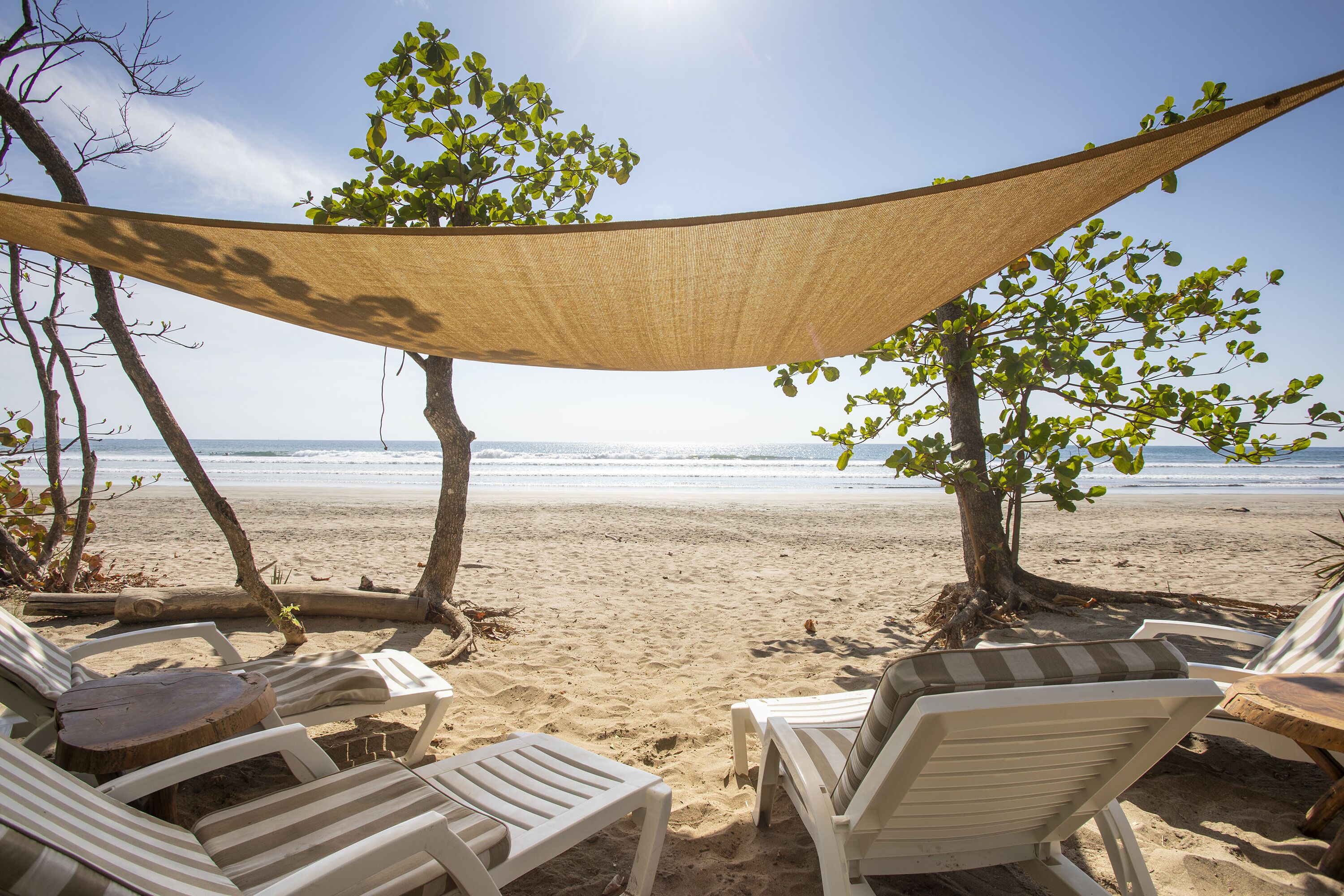 En la playa, camastros y toallas de playa 