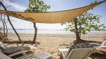 En la playa, camastros y toallas de playa