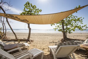 Sur la plage, chaise longue, serviettes de plage