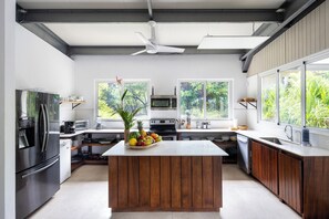 Réfrigérateur, four à micro-ondes, un four, surface de cuisson