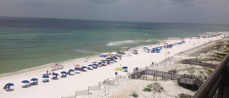 Plage, chaises longues, serviettes de plage