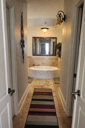 Kombinert dusj/badekar, hårføner, håndklær og såpe