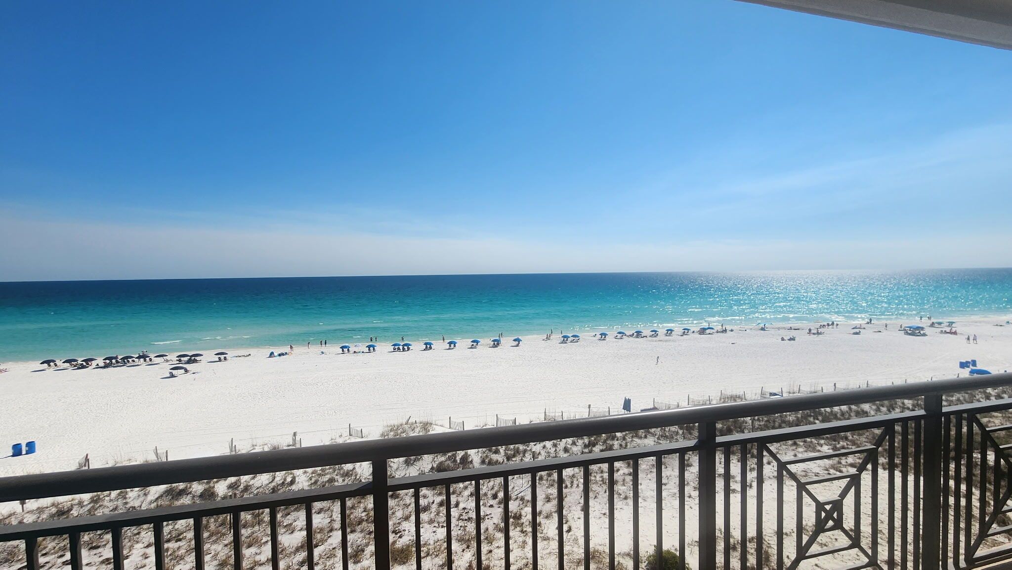 En la playa, camastros y toallas de playa 