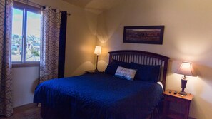 1 slaapkamer, een bureau, een strijkplank/strijkijzer, gratis wifi