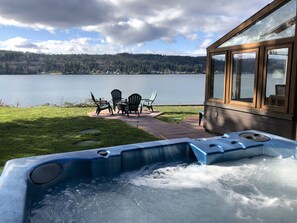 Outdoor spa tub -  Waterfront  Home, Solarium & Hot Tub, Kayaks, Close to Seattle and Olympic Mtns (Bremerton)