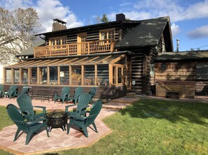 Outdoor dining -  Waterfront  Home, Solarium & Hot Tub, Kayaks, Close to Seattle and Olympic Mtns (Bremerton)