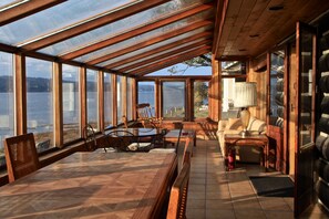 Dining -  Waterfront  Home, Solarium & Hot Tub, Kayaks, Close to Seattle and Olympic Mtns (Bremerton)