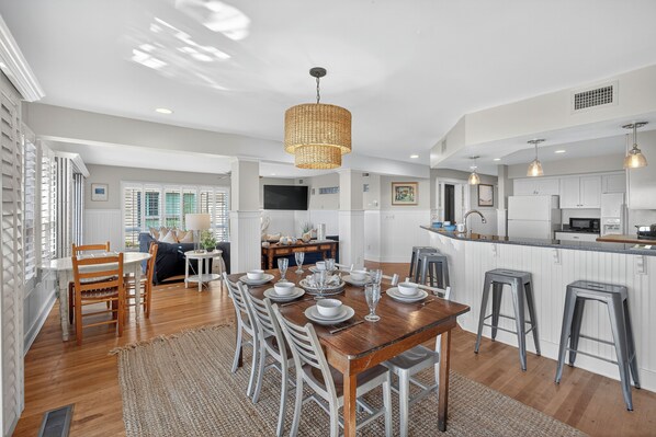 Dining - Delightful, 3-bedroom OCEANFRONT Updated Villa - Immaculate Views with Amenity Access (Seabrook Island)