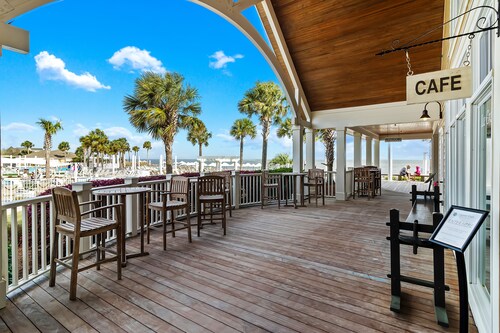 Delightful, 3-bedroom OCEANFRONT Updated Villa - Immaculate Views with Amenity Access