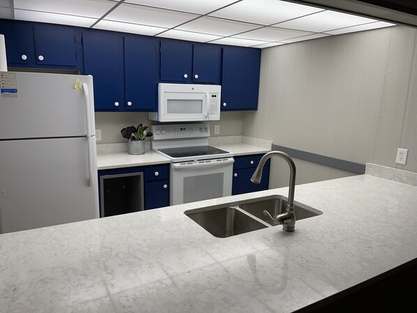 Geladeira, micro-ondas, fogão, cooktop