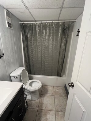 Combined shower/bathtub, towels, toilet paper