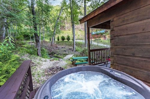 Mountain tyyneys lähellä vaellus, koskenlasku, kalastus ja melonta.  "Coyote Song"