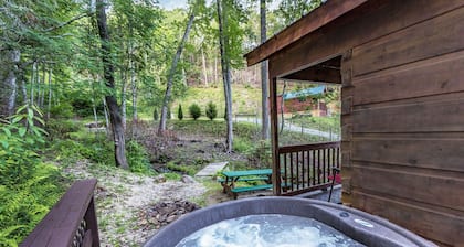 Mountain tyyneys lähellä vaellus, koskenlasku, kalastus ja melonta. "Coyote Song"