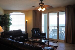 Fernseher, DVD-Player, Musikbibliothek, Stereoanlage