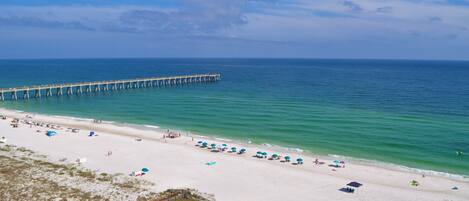 På stranden og solsenger