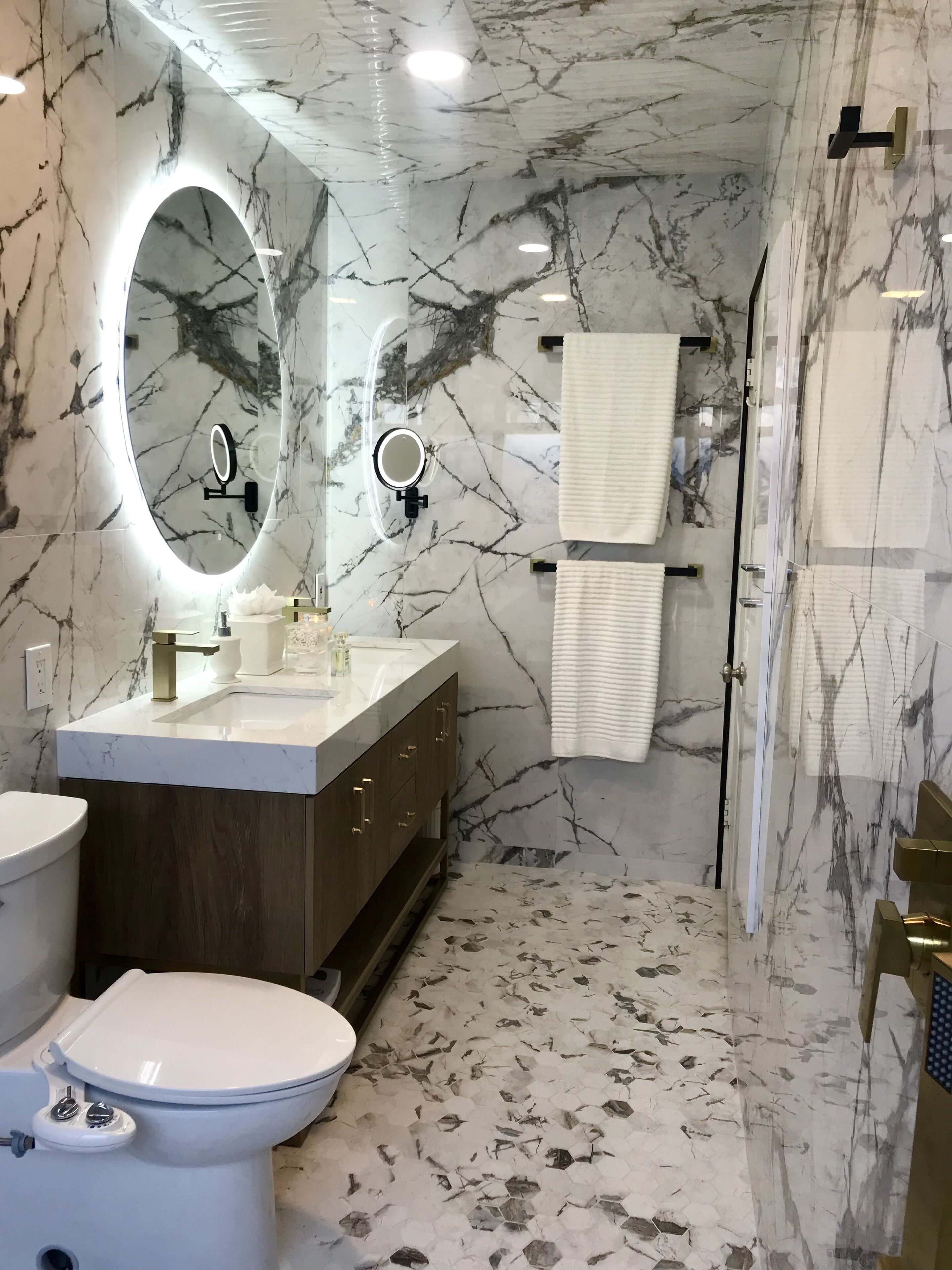 Ensemble douche/baignoire, sèche-cheveux, bidet, serviettes fournies