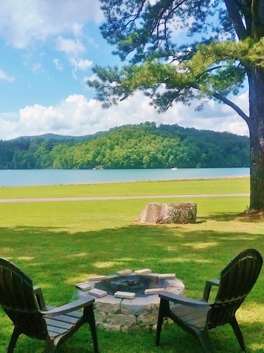 LAKEFRONT - "Sitting Rock" on Lake Chatuge - Hiawassee, Georgia