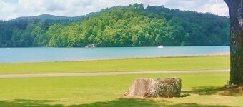 LAKEFRONT - "Sitting Rock" on Lake Chatuge - Hiawassee, Georgia