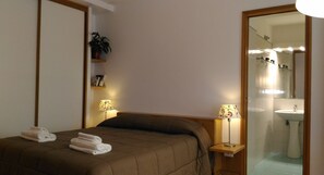 1 chambre, coffres-forts dans les chambres, fer et planche à repasser
