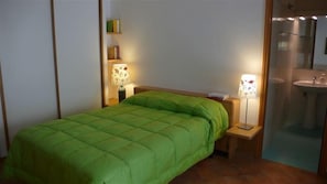 1 chambre, coffres-forts dans les chambres, fer et planche à repasser